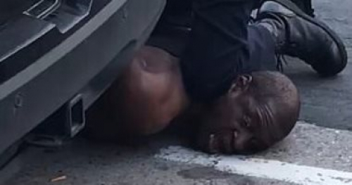 مشهد يهز الرأي العام الأمريكي .. رجل أسود يلفظ أنفاسه الأخيرة تحت قدم شرطي «فيديو» 