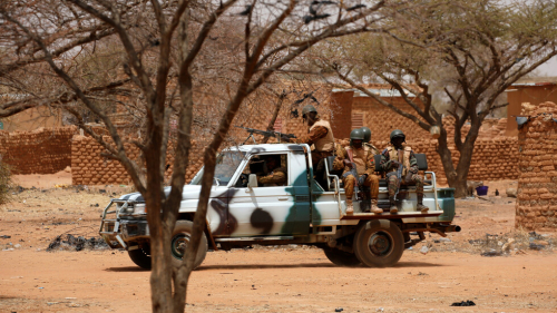 حكومة بوركينا فاسو تعلن مقتل 15 شخصا بهجوم مسلح على قافلة تجار شمال البلاد
