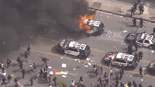 مظاهرات "فلويد" تشتعل في مدينة لوس أنجلوس الأميركية .. دوريات تحترق وحظر للتجول