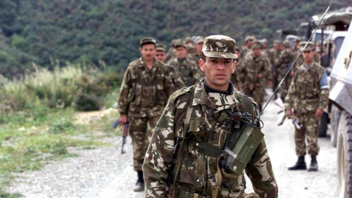 الجزائر ..الجيش  يدمر أوكارا للمسلحين ويوقف تجار مخدرات ومنقّبين عن الذهب