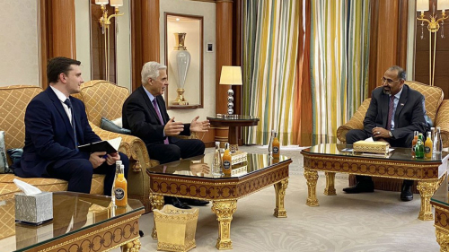 سفير روسيا لدى اليمن يلتقي عيدروس الزبيدي في مقر إقامته في الرياض