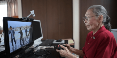 يابانية شغوفة بالألعاب الإلكترونية‎ في عمر التسعين