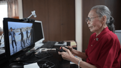 يابانية شغوفة بالألعاب الإلكترونية‎ في عمر التسعين