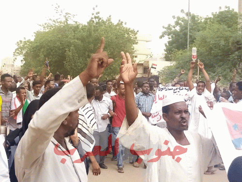 السودان .. أنصار الرئيس السابق عمر البشير يتظاهرون في الخرطوم مطالبين بإسقاط الحكومة