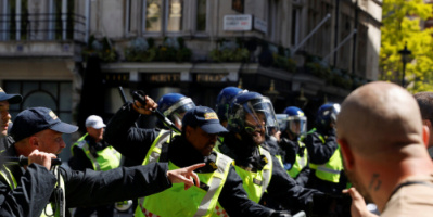 رغم تحذيرات الحكومة .. احتجاجات شعبية مناهضة للعنصرية وأخرى مؤيدة لحماية التماثيل في لندن