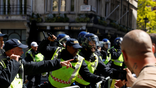 رغم تحذيرات الحكومة .. احتجاجات شعبية مناهضة للعنصرية وأخرى مؤيدة لحماية التماثيل في لندن