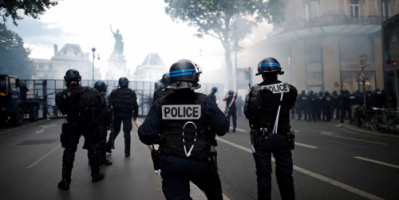 الشرطة الفرنسية تستخدم الغاز المسيل للدموع لمواجهة محتجين في باريس