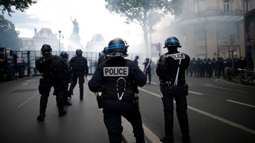 الشرطة الفرنسية تستخدم الغاز المسيل للدموع لمواجهة محتجين في باريس