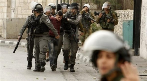 قوات الاحتلال الإسرائيلي تعتقل ثلاثة فلسطينيين من عائلة واحدة في القدس