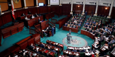 تونس .. السلطات تعتزم حل 8 أحزاب وتقاضي 435 جمعية بتهمة تمويل الإرهاب