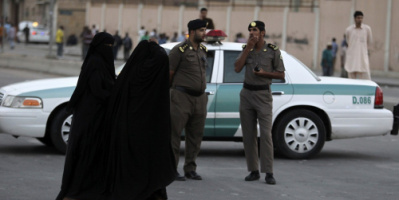 السعودية .. الشرطة توقف شابا اعتدى على والدته بالضرب والحرق في منطقة مكة المكرمة