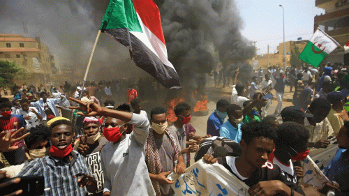 من أجل تحقيق السلام والعدالة .. عشرات الآلاف يتظاهرون في السودان