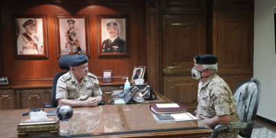 العاهل الأردني الملك عبد الله الثاني يرتدي الزي العسكري ويزور مقر الجيش