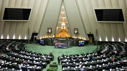 أكثر من 100 نائب في البرلمان يوقعون على مشروع لمساءلة الرئيس الإيراني