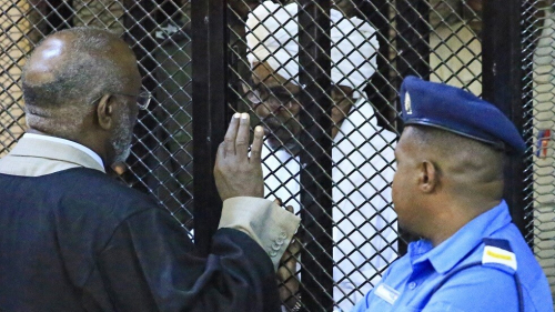 السودان .. البشير يمثل أمام النيابة بتهمة "إعدام 28 ضابطا" عام 1990