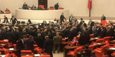 تركيا .. اشتباكات بين نواب المعارضة وحزب أردوغان خلال مناقشة قانون "المحامين"