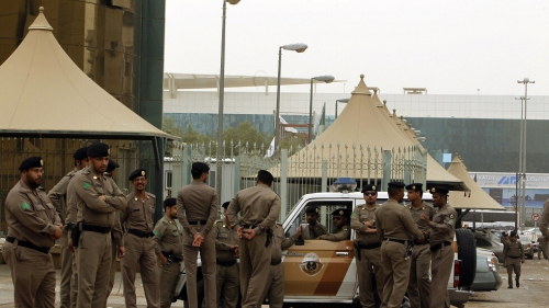 السعودية.. القبض على عصابة انتحلت صفة رجال أمن وسرقت أكثر من مليوني ريال سعودي