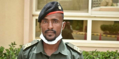 القائد العام السوداني يكرم جنديا أعاد مبلغا ماليا كبيرا لصاحبه