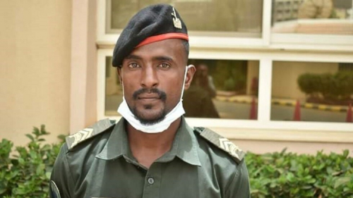 القائد العام السوداني يكرم جنديا أعاد مبلغا ماليا كبيرا لصاحبه