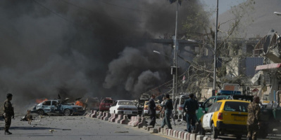 أفغانستان .. عشرات الإصابات في انفجار واشتباك بمجمع حكومي