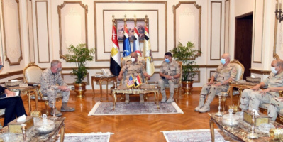 وزير الدفاع المصري يناقش مع قائد القيادة المركزية الأمريكية تطورات الأوضاع في المنطقة