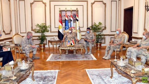 وزير الدفاع المصري يناقش مع قائد القيادة المركزية الأمريكية تطورات الأوضاع في المنطقة