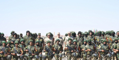 رئيس أركان حرب الجيش المصري يتفقد الاستعداد القتالي للجنود قرب حدود ليبيا