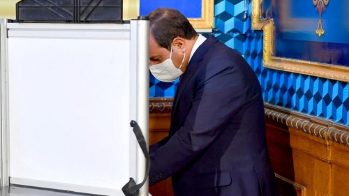 الرئيس المصري عبد الفتاح السيسي يدلي بصوته في انتخابات مجلس الشيوخ