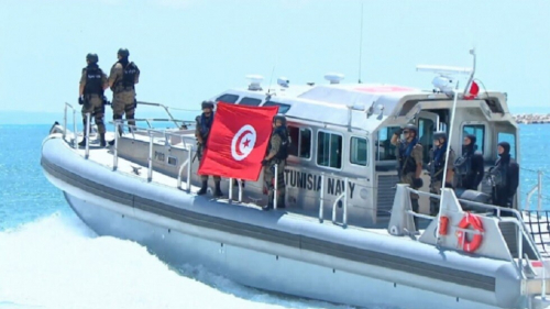 الجيش التونسي ينقذ 7 مواطنين من الغرق أثناء هجرتهم السرية!