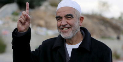 مئات الفلسطينيين يودعون الشيخ رائد صلاح قبيل نقله للسجون الإسرائيلية