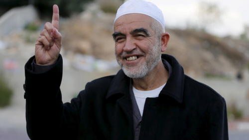 مئات الفلسطينيين يودعون الشيخ رائد صلاح قبيل نقله للسجون الإسرائيلية