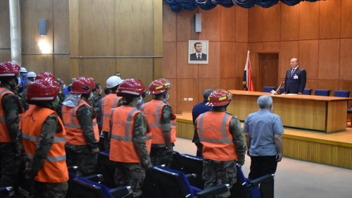الرئيس السوري يكرم عمالا ساهموا في عمليات الإطفاء والصيانة بعد تفجير خط الغاز