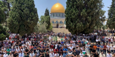 آلاف الفلسطينيين يؤدون صلاة الجمعة ووقفة مناهضة لاتفاقيات التطبيع