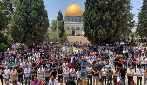 آلاف الفلسطينيين يؤدون صلاة الجمعة ووقفة مناهضة لاتفاقيات التطبيع