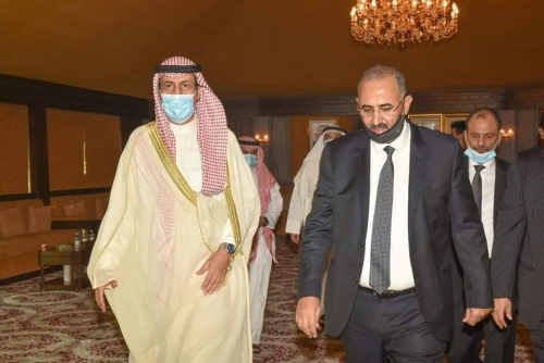 الرئيس عيدروس الزُبيدي واللواء شلال شايع يؤديان واجب العزاء في وفاة امير الكويت