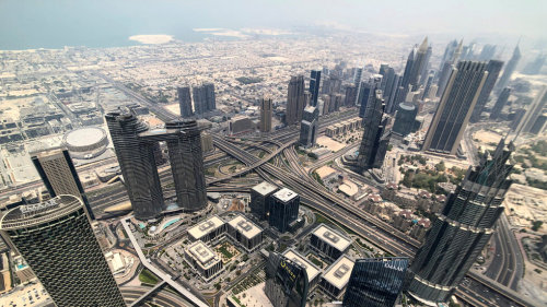 الإمارات تمنح "الإقامة الذهبية" لعشر سنوات في بعض المهن