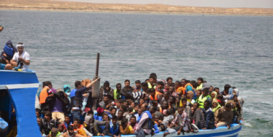 مصرع 20 مهاجرا على الأقل إثر غرق قارب قبالة السواحل التونسية