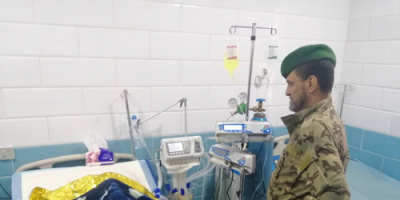 اليمن : اللواء شلال شايع يزور جرحى القصف الإرهابي الذي استهدف مطار عدن الدولي