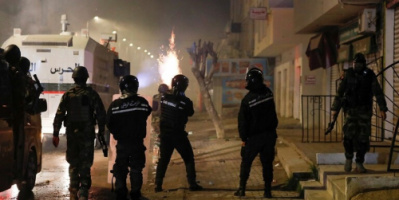 رئيس الوزراء التونسي .. ما حدث لا يمت للاحتجاجات السلمية بصلة وسنتصدى لها بالقانون