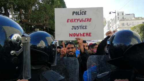 احتجاجات في تونس والأمن يغلق الطرق المؤدية إلى مجلس النواب
