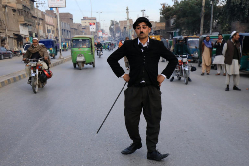 شارلي شابلن الباكستاني يضفي البسمة في الأوقات الحالكة «صور»