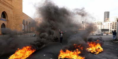 لبنان.. المتظاهرون يواصلون قطع الطرقات بالإطارات المشتعلة احتجاجا على الأوضاع المعيشية