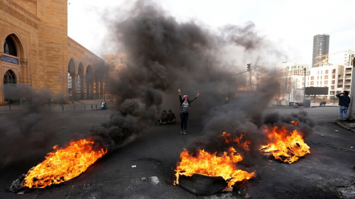 لبنان.. المتظاهرون يواصلون قطع الطرقات بالإطارات المشتعلة احتجاجا على الأوضاع المعيشية