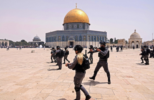 فلسطين .. قوات الاحتلال الإسرائيلي تقتحم الأقصى وتشدد حصار الشيخ جراح واندلاع مواجهات في الضفة الغربية