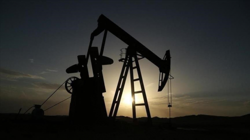 أسعار النفط تتقلب في نطاق ضيق وسط عوامل متضاربة