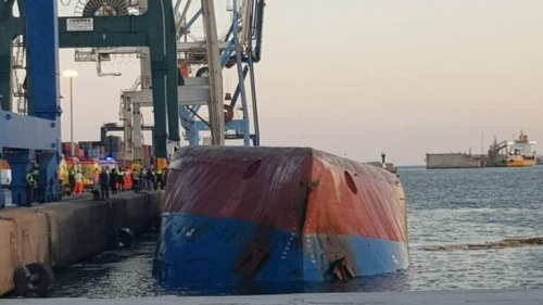 إصابة 3 أشخاص وفقدان 2 جراء انقلاب سفينة شحن في ميناء إسباني