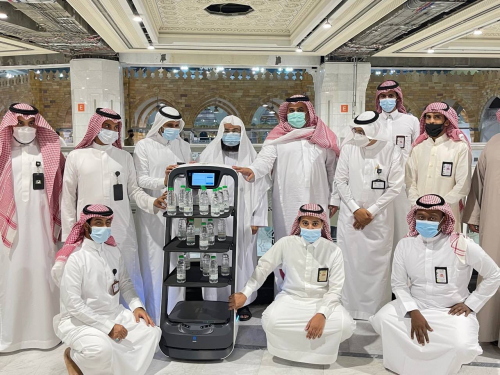 السعودية.. روبوت ذكي لتوزيع عبوات مياه زمزم دون تلامس في الحرمين الشريفين