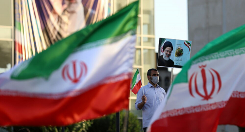 إيران: روحاني ومرشحون آخرون يهنئون رئيسي بالفوز بالانتخابات الرئاسية قبيل صدور النتائج الرسمية