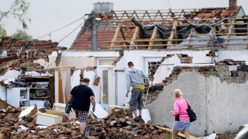 قتلى وخسائر مادية جراء إعصار ضرب مناطق في جمهورية التشيك