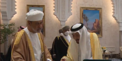 العاهل السعودي وسلطان عمان يتبادلان الأوسمة